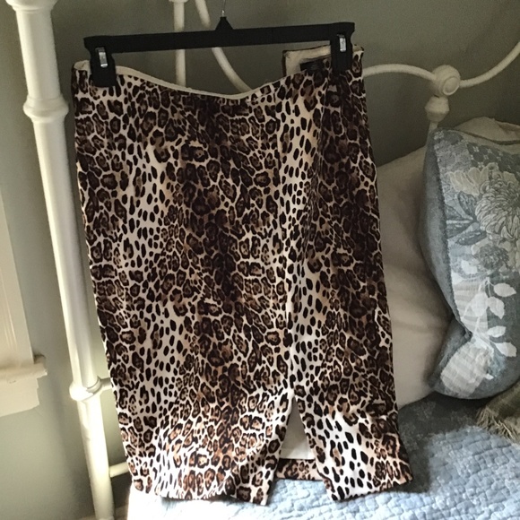 White House Black Market Dresses & Skirts - WHBM size 2 animal print pencil skirt in cream bla